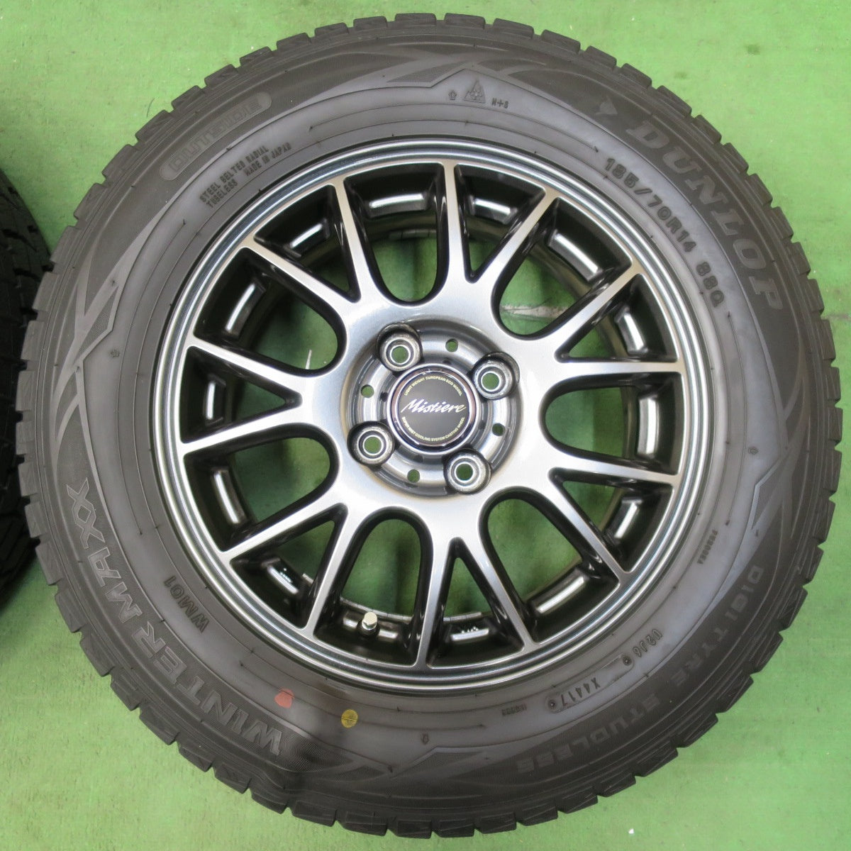 [送料無料] バリ溝！キレイ！ほぼ10分★スタッドレス 185/70R14 ダンロップ ウインターマックス WM01 Mistiere ミスティーレ 14インチ PCD100/4H★5021503イス