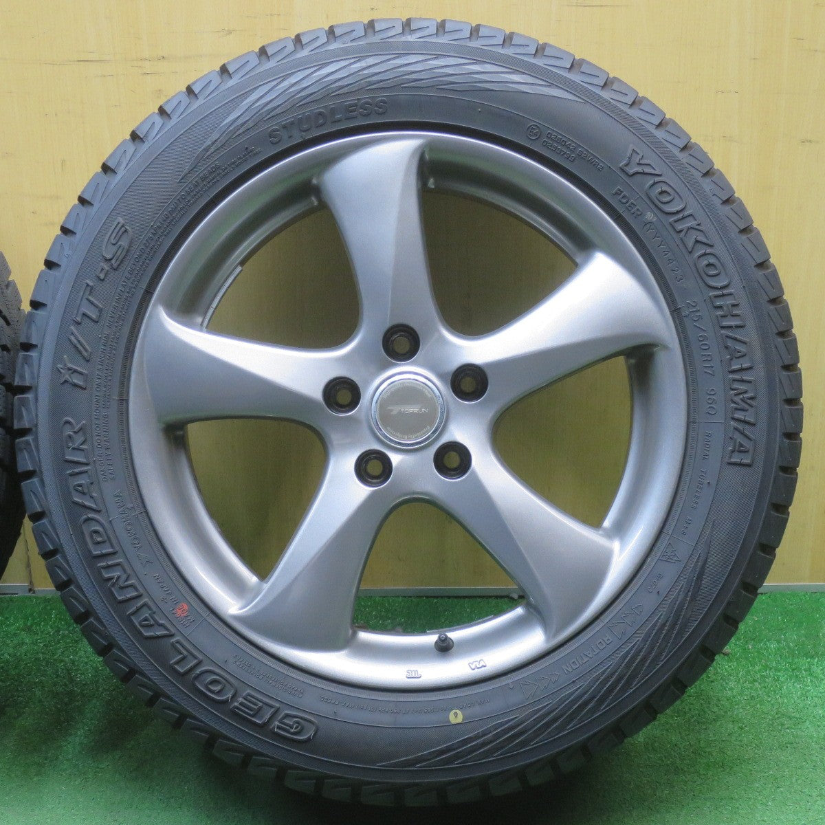 バリ溝！23年！キレイ！9.5分★スタッドレス 215/60R17 ヨコハマ ジオランダー i/T-S TOPRUN トップラン 17インチ PCD114.3/5H★6042703NJス