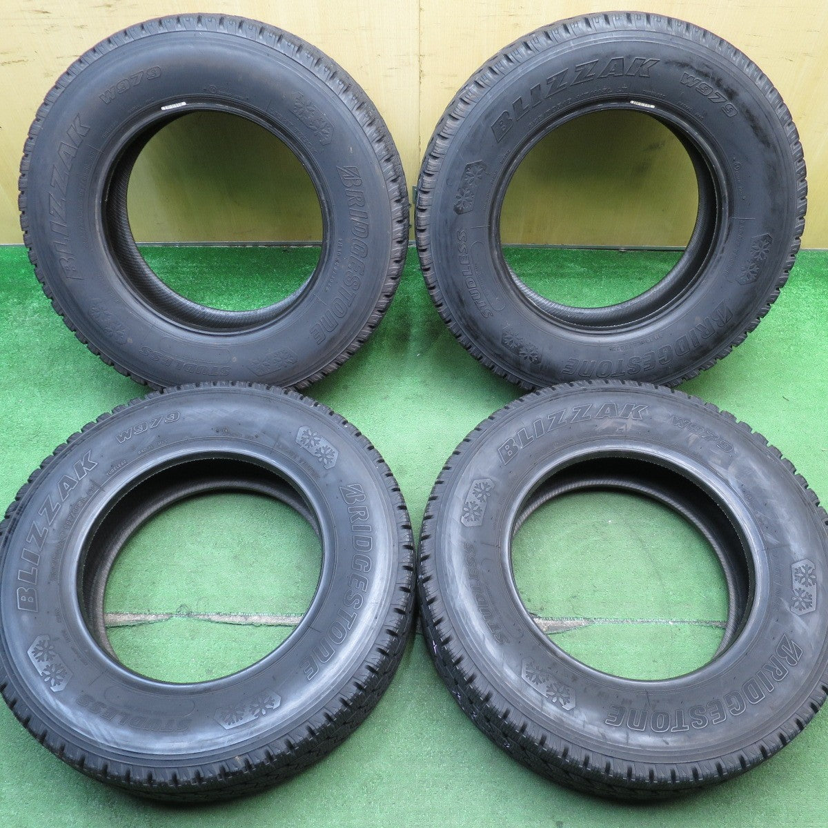 バリ溝！22年！9.5分★トラック タイヤ 225/70R16 117/115L スタッドレス ブリヂストン ブリザック W979 16インチ エルフ キャンター 等★5061802NJスタ