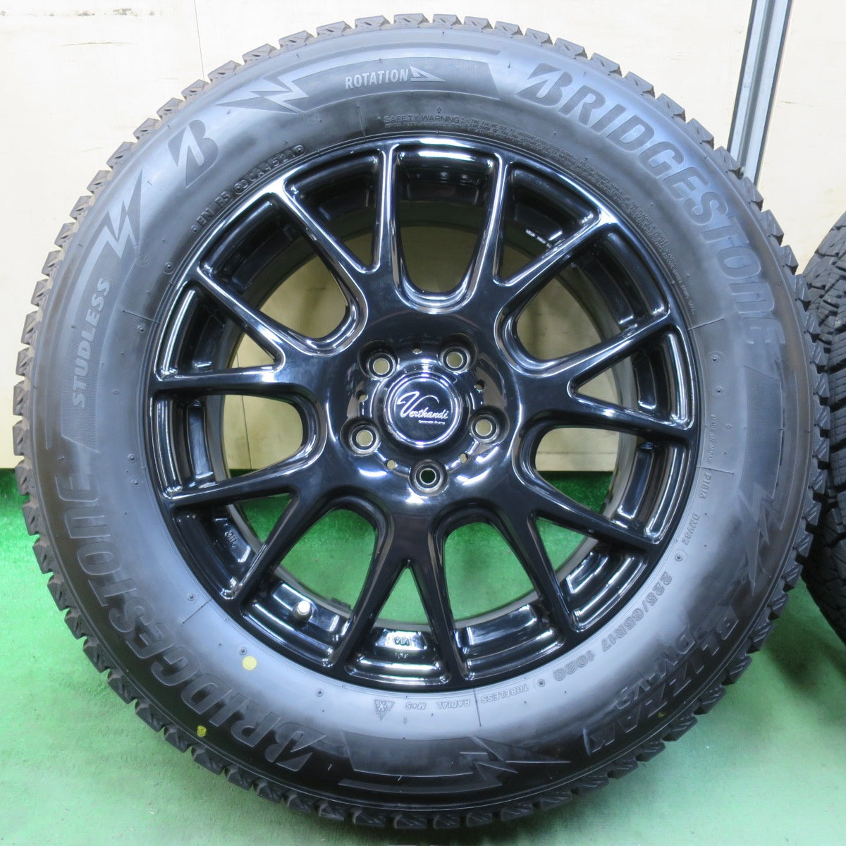 バリ溝！21年！キレイ！9.5分★スタッドレス 225/65R17 ブリヂストン ブリザック DM-V3 Verthandi ヴェルサンディ ヴェルザンディ 17インチ PCD114.3/5H★5110506イス