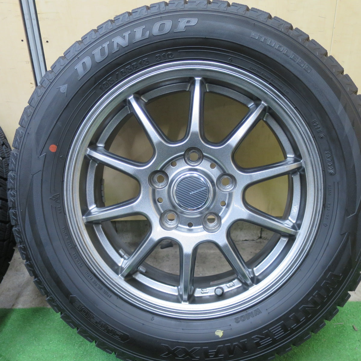 バリ溝！22年！キレイ！9.5分★スタッドレス 195/65R15 ダンロップ ウインターマックス WM02 VEMOTION Vエモーション 15インチ PCD114.3/5H★5051803TTス
