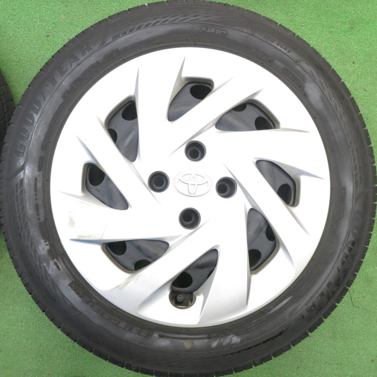 バリ溝！22年！8.5分★トヨタ 10系 アクア 純正 スチール 185/60R15 グッドイヤー EfficientGrip ECO EG02 15インチ PCD100/4H★6040517HAノ