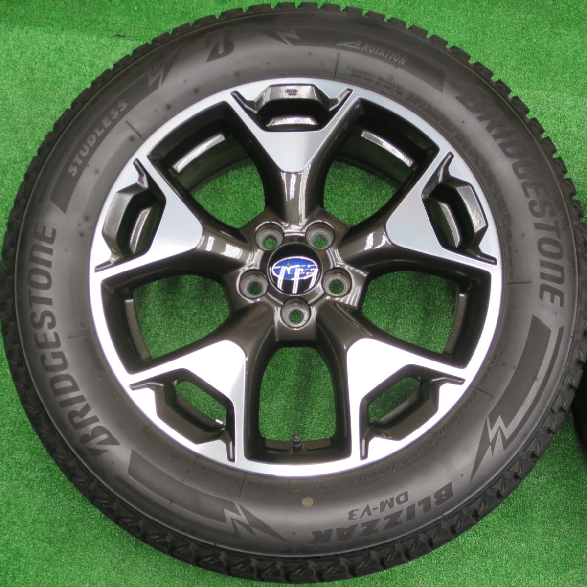 バリ溝！キレイ！9.5分★スバル GT系 XV 純正 225/60R17 スタッドレス ブリヂストン ブリザック DM-V3 17インチ PCD100/5H★5112801NKス