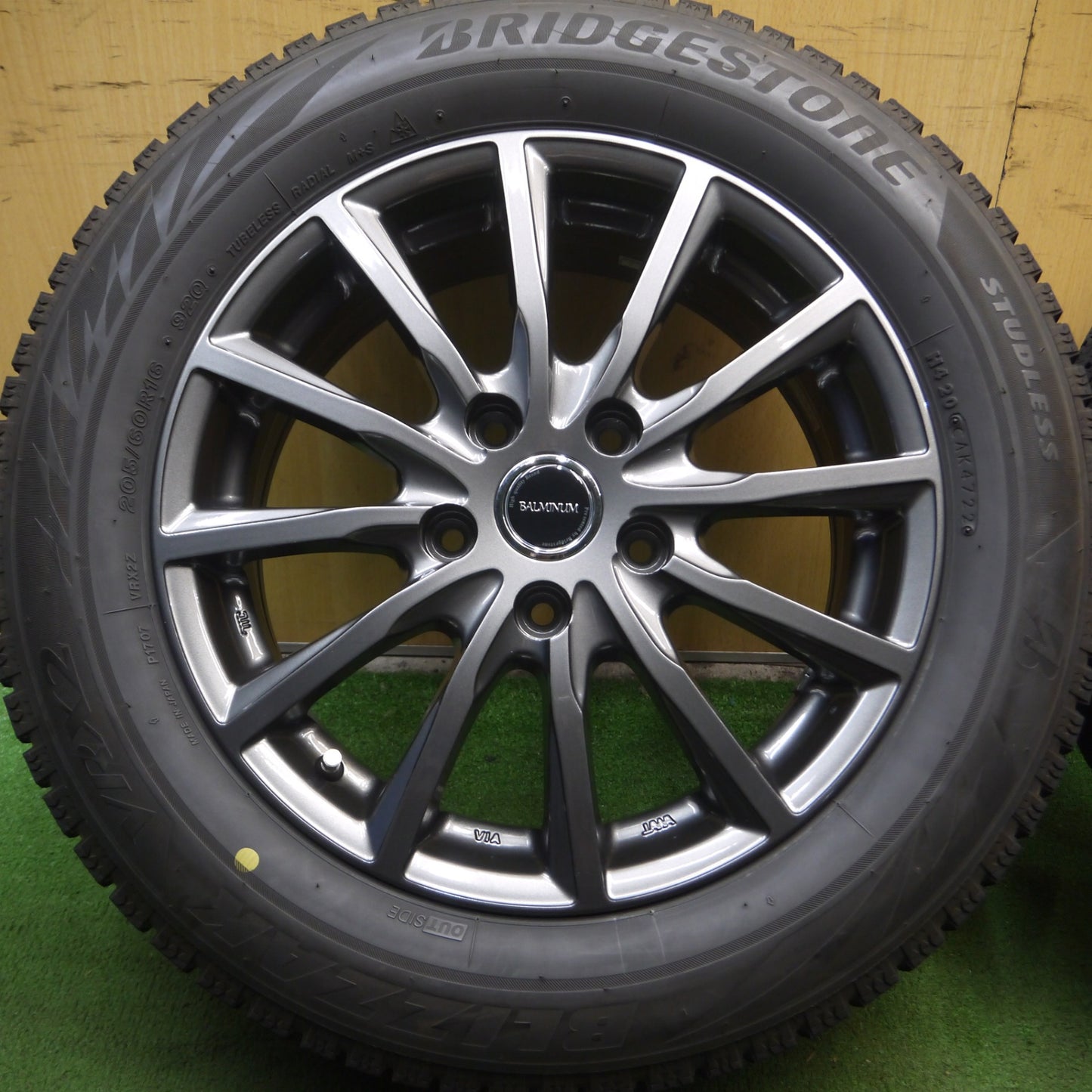 *送料無料* バリ溝！22年！キレイ！9.5分★スタッドレス 205/60R16 ブリヂストン ブリザック VRX2 BALMINUM バルミナ 16インチ PCD114.3/5H★4032712Hス