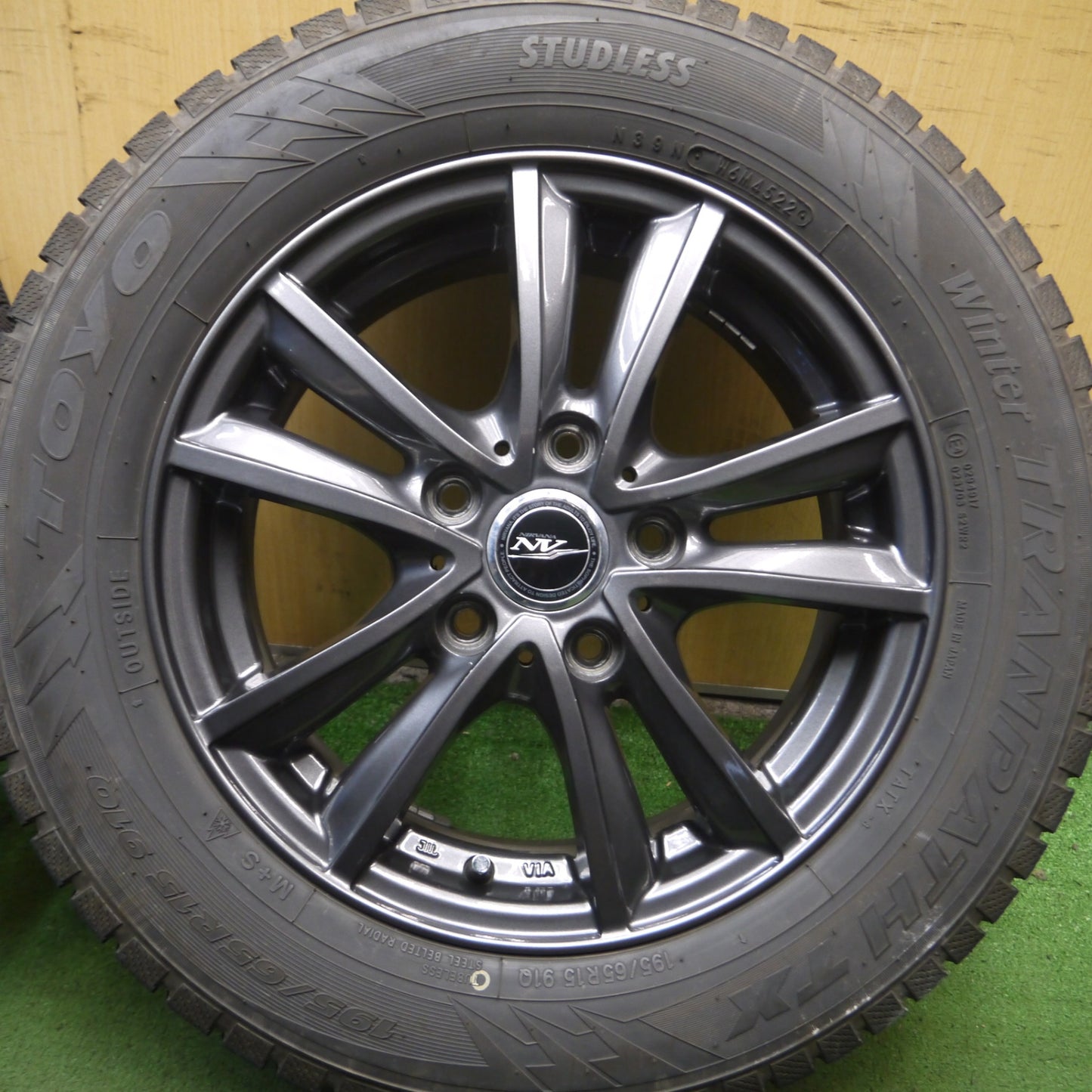 *送料無料* バリ溝！22年！9.5分★スタッドレス 195/65R15 トーヨー ウインター トランパス TX NIRVANA NV ニルバーナ 15インチ PCD114.3/5H★4061011Hス