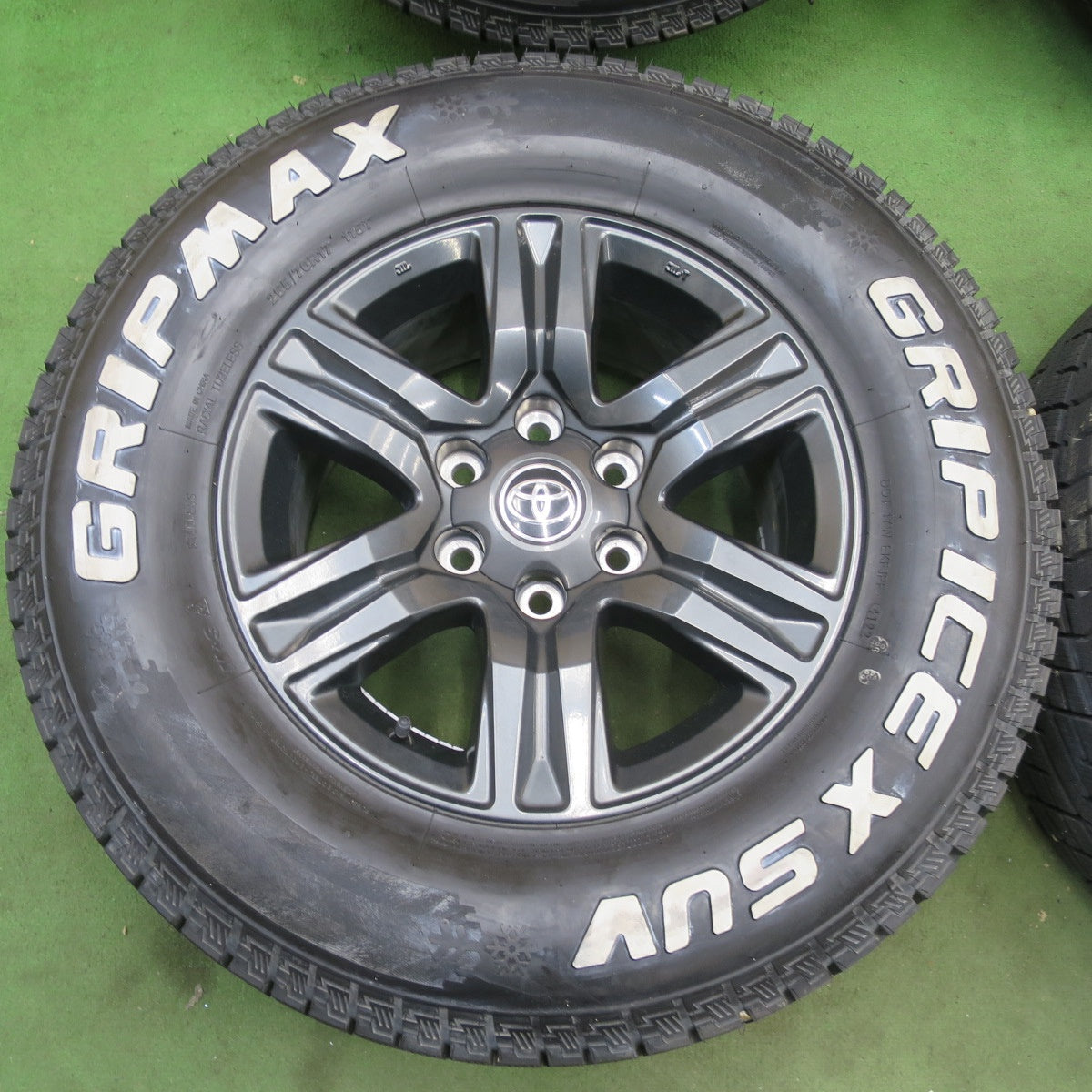 バリ溝！22年！キレイ！9.5分以上★トヨタ GUN125 後期 ハイラックス 純正 265/70R17 スタッドレス グリップマックス GRIP ICE X SUV ホワイトレター 17インチ PCD139.7/6H★6013105ナス