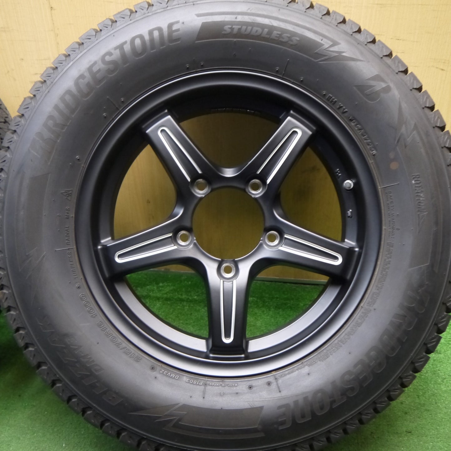 バリ溝！23年！キレイ！9.5分★ジムニー 等 215/70R16 スタッドレス ブリヂストン ブリザック DM-V3 社外 アルミ 16インチ PCD139.7/5H★5070706Hス