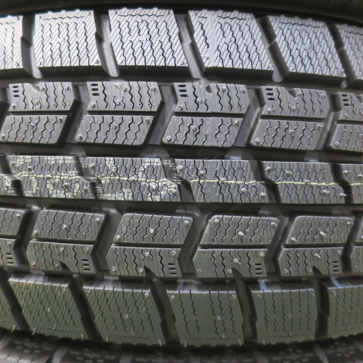 未使用！25年★スタッドレス 195/60R17 グッドイヤー アイスナビ7 タイヤ 17インチ ライズ ロッキー 60系 プリウス 等★6030412イスタ