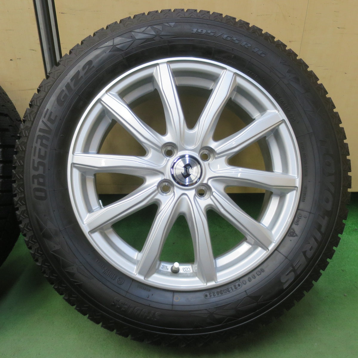 ほぼ未使用！25年！キレイ★スタッドレス 195/65R16 トーヨー オブザーブ GIZ2 社外 アルミ 16インチ PCD100/4H★6043016イス