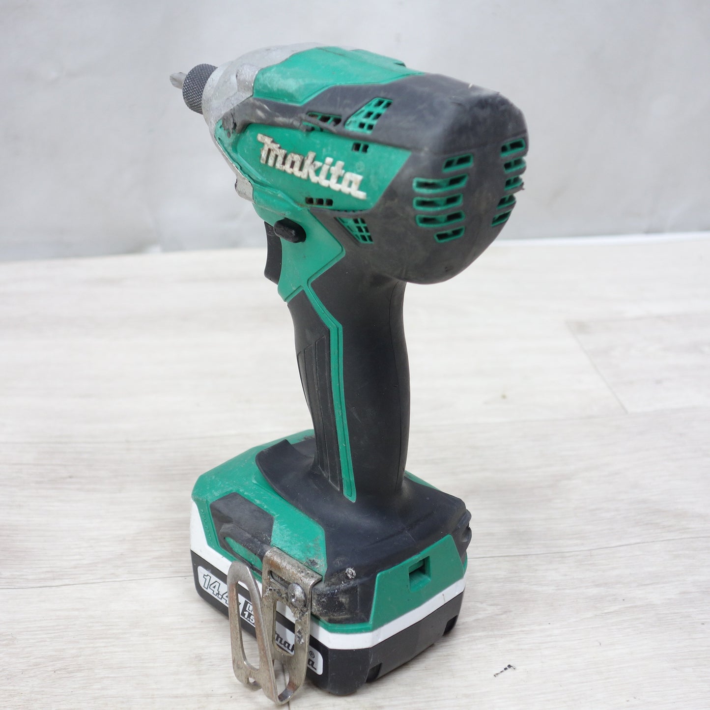 [送料無料] バッテリー2個!付属品付き◆マキタ 充電式 インパクト ドライバ 14.4V MTD001DSX 充電器 ケース付き 電動 工具◆