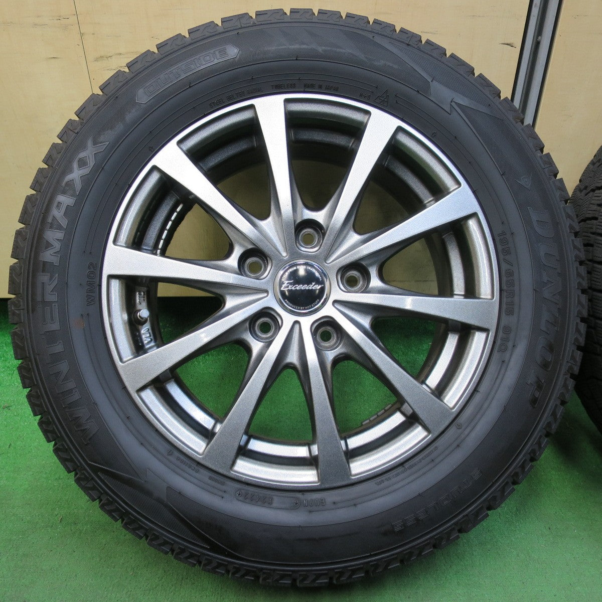 [送料無料] バリ溝！22年！キレイ！9.5分★スタッドレス 195/65R15 ダンロップ ウインターマックス WM02 Exceeder エクシーダー 15インチ PCD114.3/5H★4112913イス
