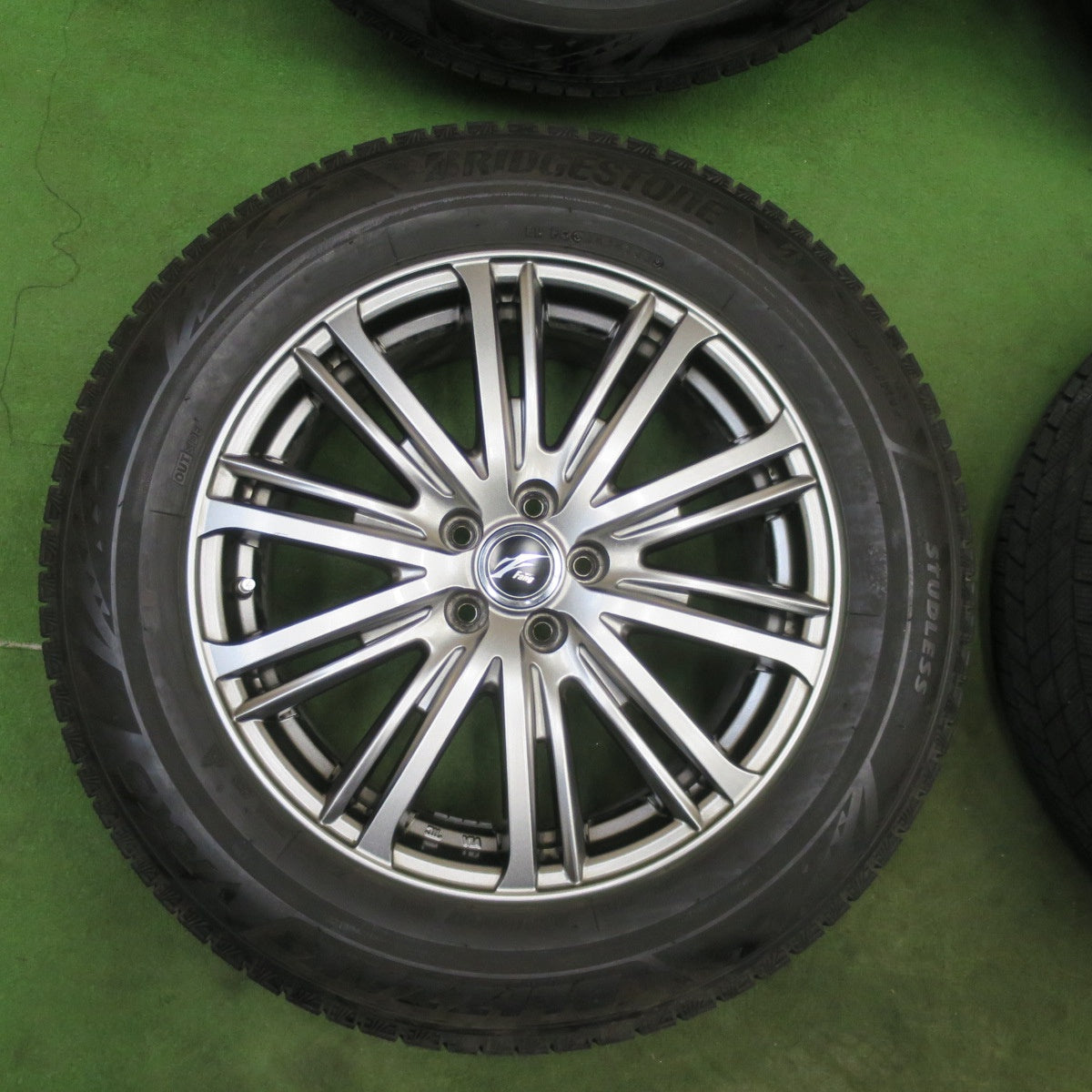 バリ溝！23年！キレイ！8.5分★フォレスター 等 225/60R17 スタッドレス ブリヂストン ブリザック VRX3 Fang ファング 17インチ PCD100/5H★6022101TTス