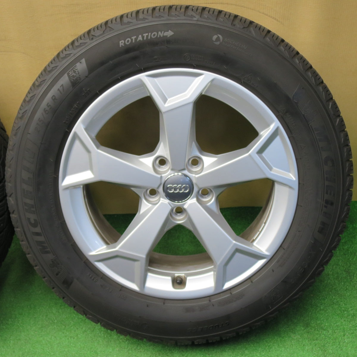 バリ溝！キレイ！8.5分★アウディ Q3 F3 純正 215/65R17 スタッドレス ミシュラン X-ICE SNOW 17インチ PCD112/5H★6040307NKス
