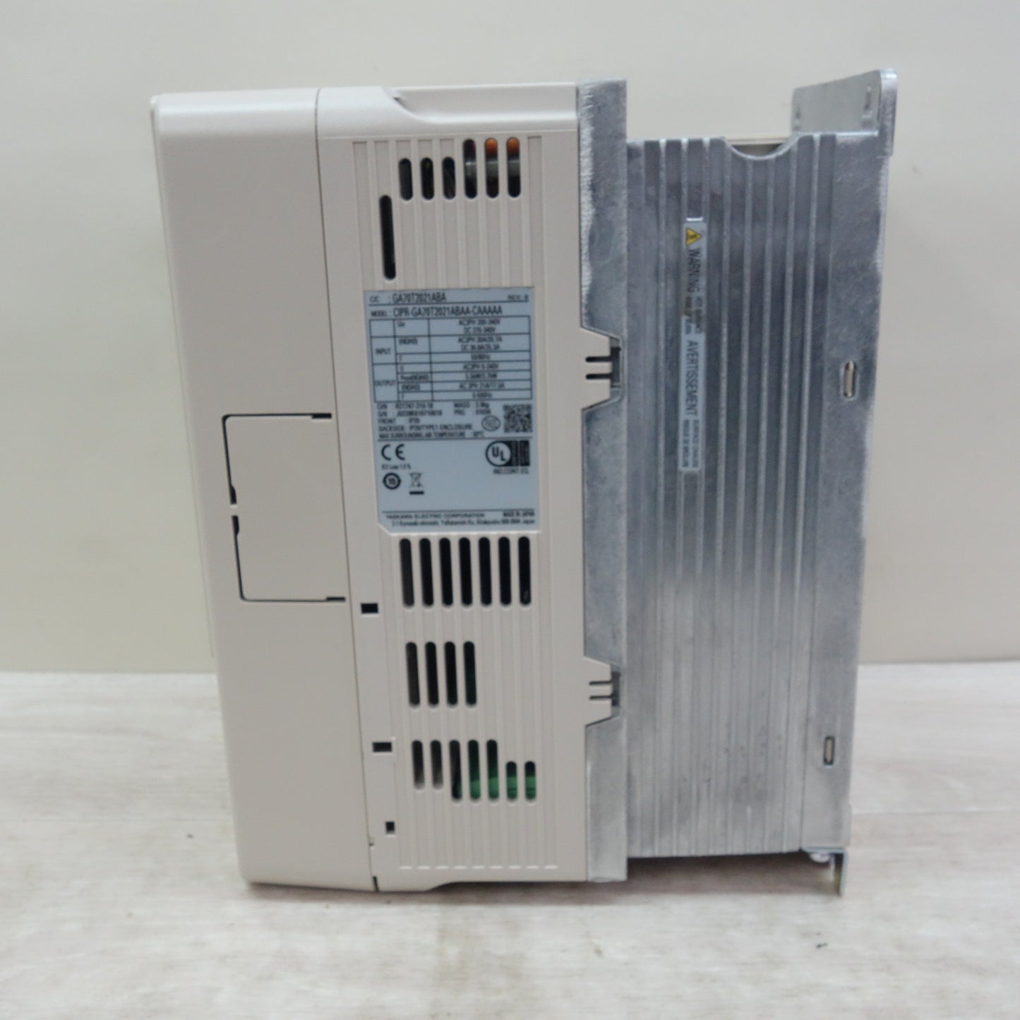 [送料無料] 未使用☆YASKAWA 安川 インバーター 200V 5.5kW/3.7kW GA700☆