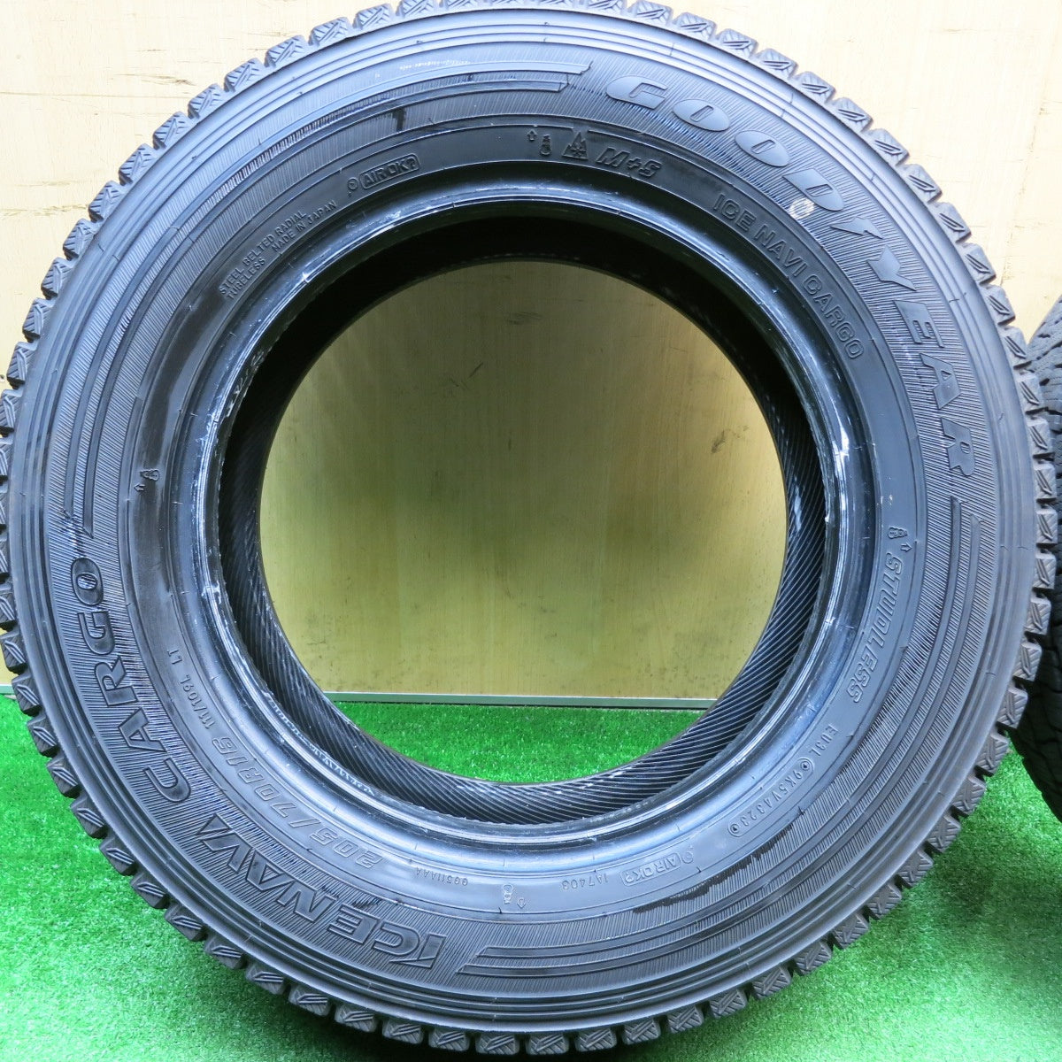 バリ溝！23年！9.5分★スタッドレス 205/70R16 111/109L グッドイヤー アイスナビ カーゴ CARGO タイヤ 16インチ トラック バン 等★5123103HAスタ