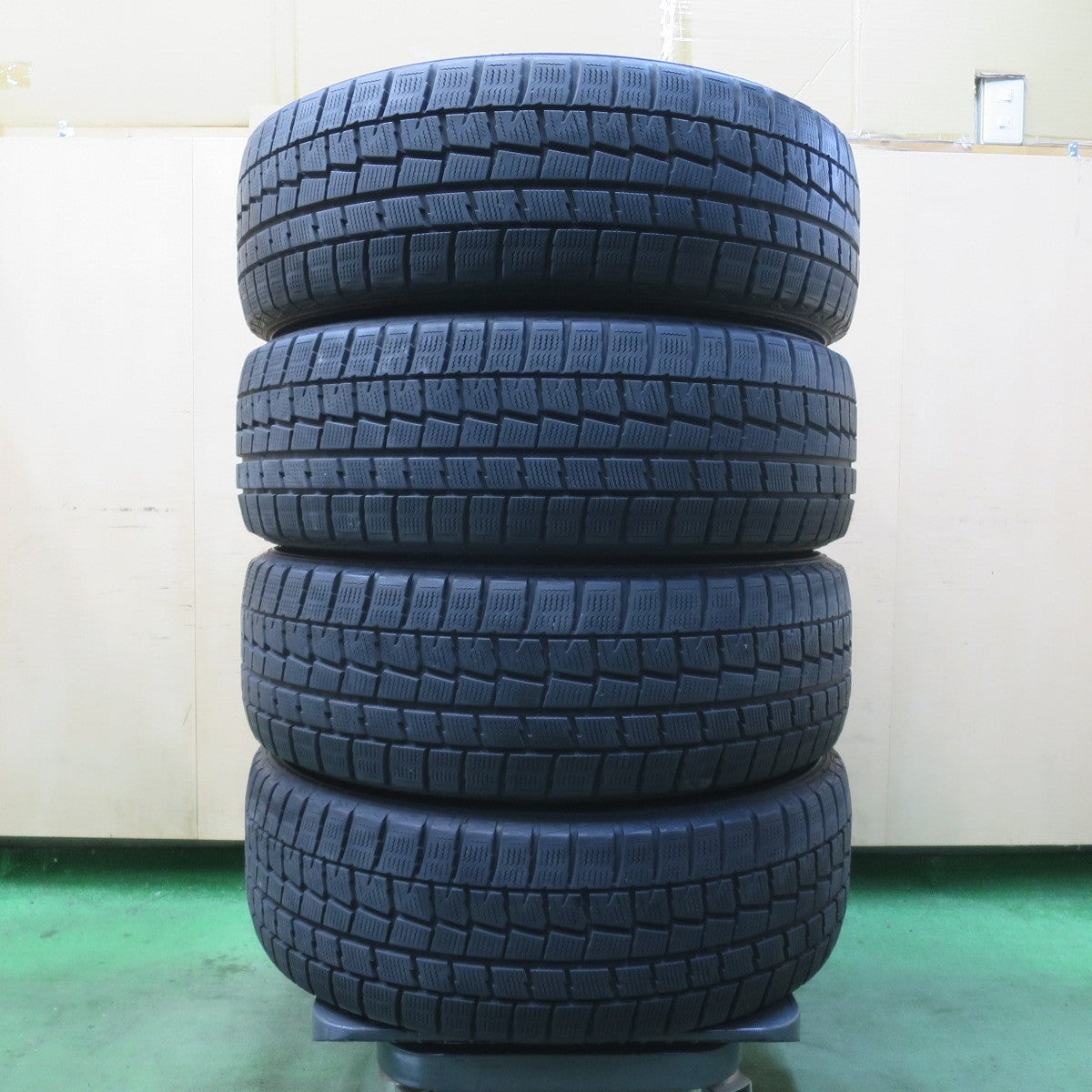 バリ溝！8.5分★スタッドレス 215/60R17 ダンロップ ウインターマックス WM01 タイヤ 17インチ C-HR カローラクロス エスティマ 等★6012705イスタ