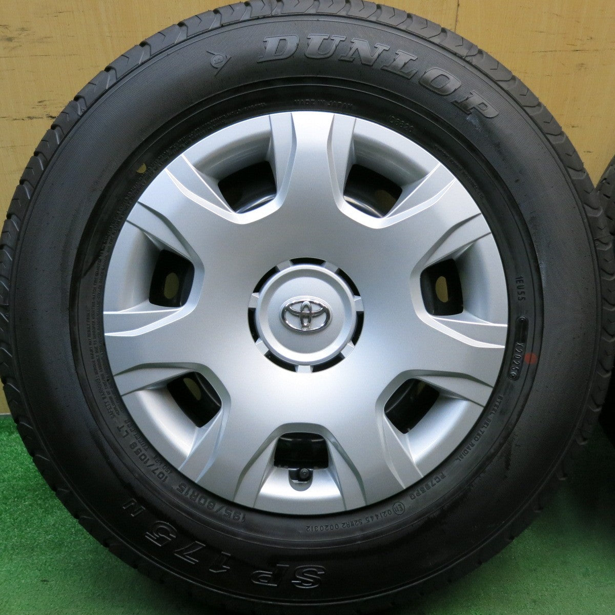新車外し！25年★トヨタ 200系 ハイエース 純正 スチール 195/80R15 107/105S ダンロップ SP175N 15インチ PCD139.7/6H★5072703HAノ