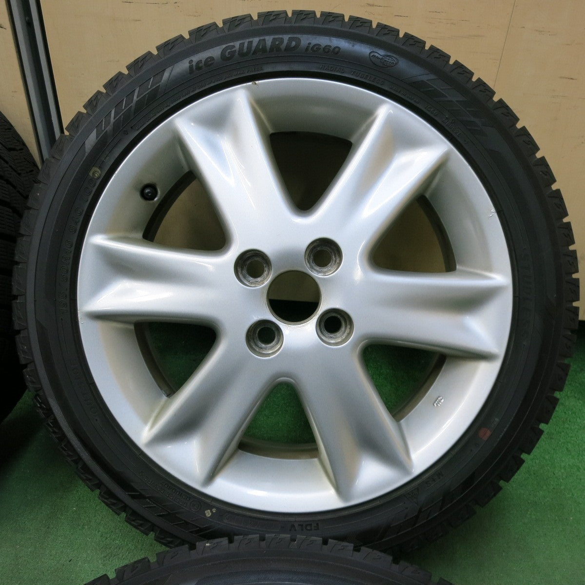 [送料無料] バリ溝！21年！9.5分★トヨタ 90系 ヴィッツ RS 純正 195/50R16 スタッドレス ヨコハマ アイスガード iG60 16インチ PCD100/4H★4122512SYス