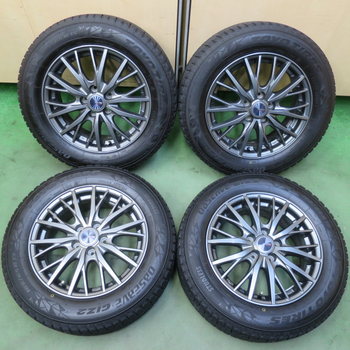 バリ溝！23年！キレイ！9分◎シエンタ 等 185/65R15 スタッドレス トーヨー オブザーブ GIZ2 ravrion RM01 ラブリオン 15インチ PCD100/5H◎6083107イス