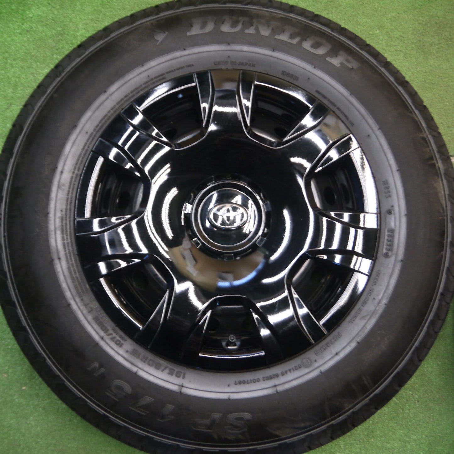 [送料無料] バリ溝！23年！キレイ！9.5分★トヨタ 200系 ハイエース 純正 スチール 195/80R15 107/105N ダンロップ SP175N 15インチ PCD139.7/6H★5012904Hノ