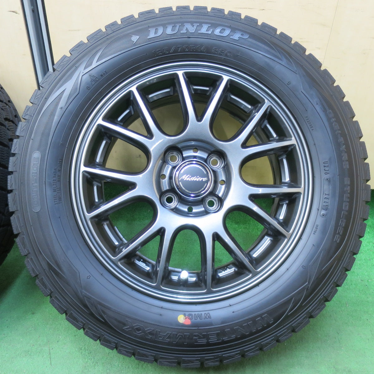 [送料無料] バリ溝！キレイ！ほぼ10分★スタッドレス 185/70R14 ダンロップ ウインターマックス WM01 Mistiere ミスティーレ 14インチ PCD100/4H★5021503イス