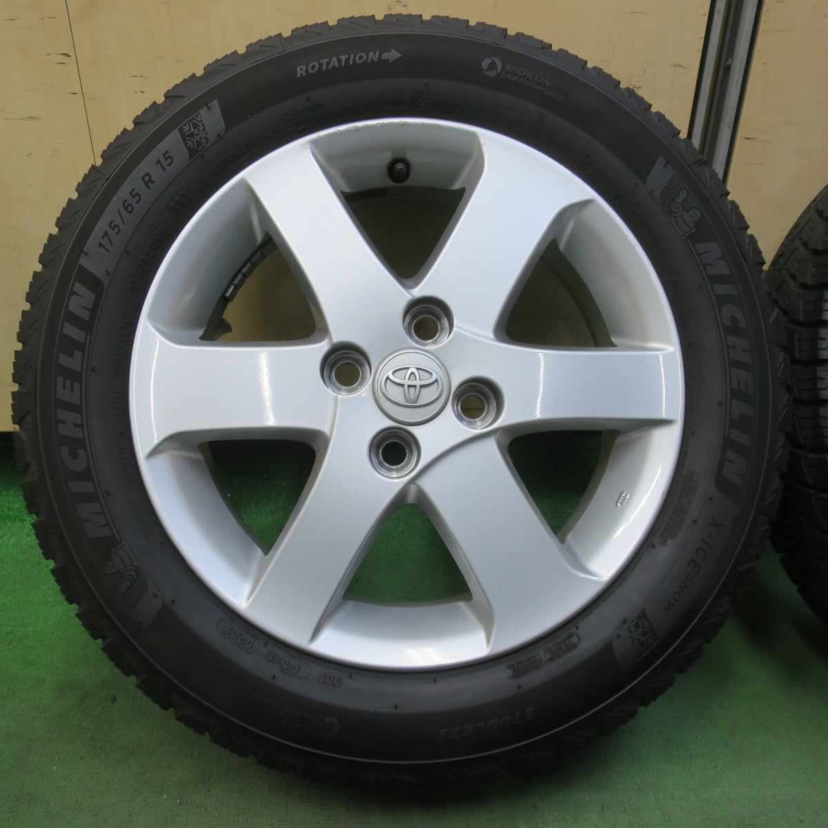 バリ溝！22年！キレイ！ほぼ10分◎トヨタ スペイド 純正 175/65R15 スタッドレス ミシュラン X-ICE SNOW 15インチ PCD100/4H◎6072003イス