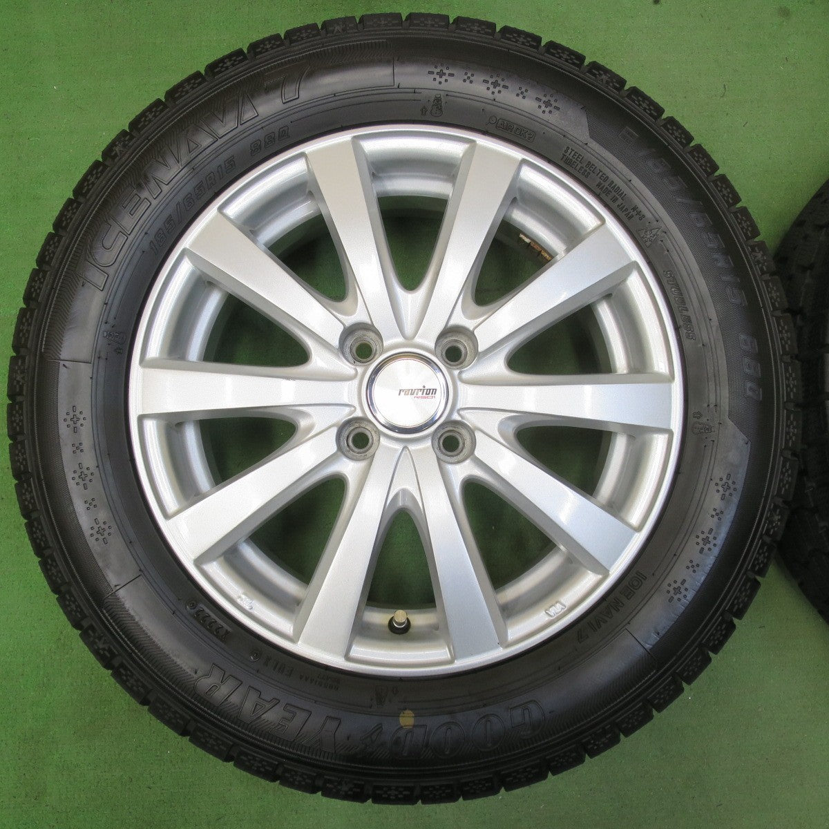 バリ溝！22年！キレイ！9.5分以上★スタッドレス 185/65R15 グッドイヤー アイスナビ7 ravrion RS01 ラブリオン 15インチ PCD100/4H★5060903イス