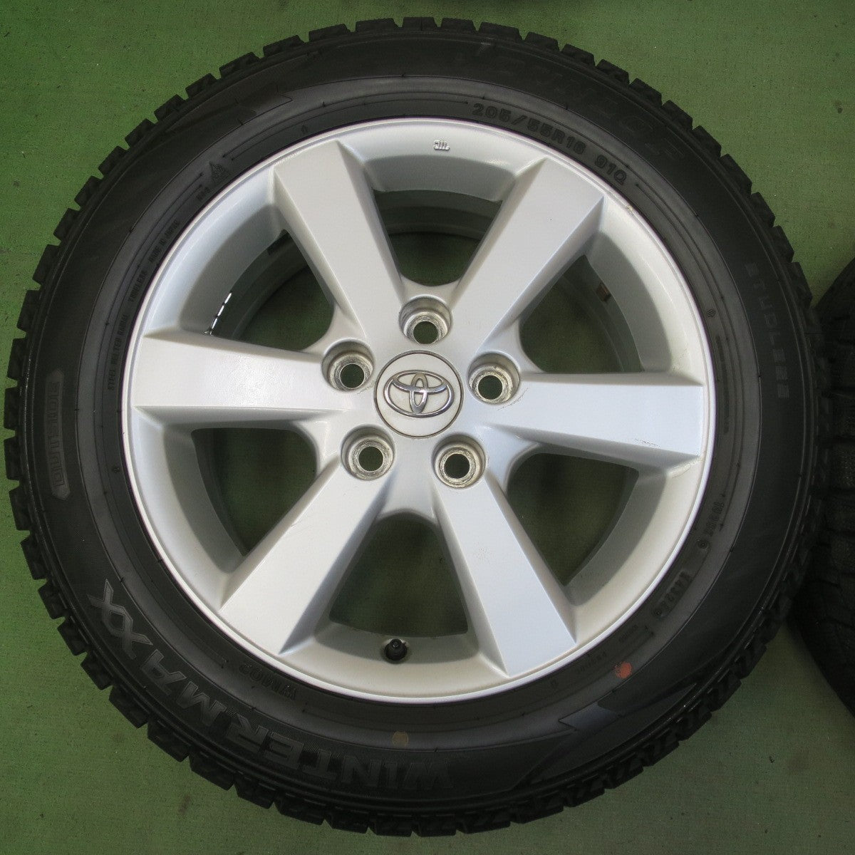 バリ溝！24年！9.5分◎トヨタ アイシス 純正 205/55R16 スタッドレス ダンロップ ウインターマックス WM02 16インチ PCD114.3/5H◎6092904イス