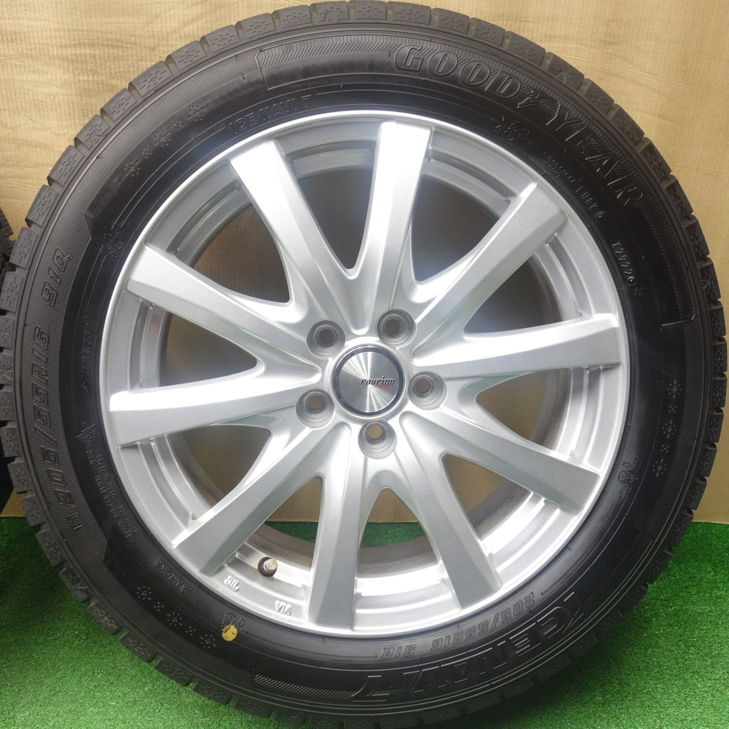 バリ溝！22年！キレイ！9.5分★プリウス 等 205/55R16 スタッドレス グッドイヤー アイスナビ7 ravrion RS01 ラブリオン 16インチ PCD100/5H★6030103KTス