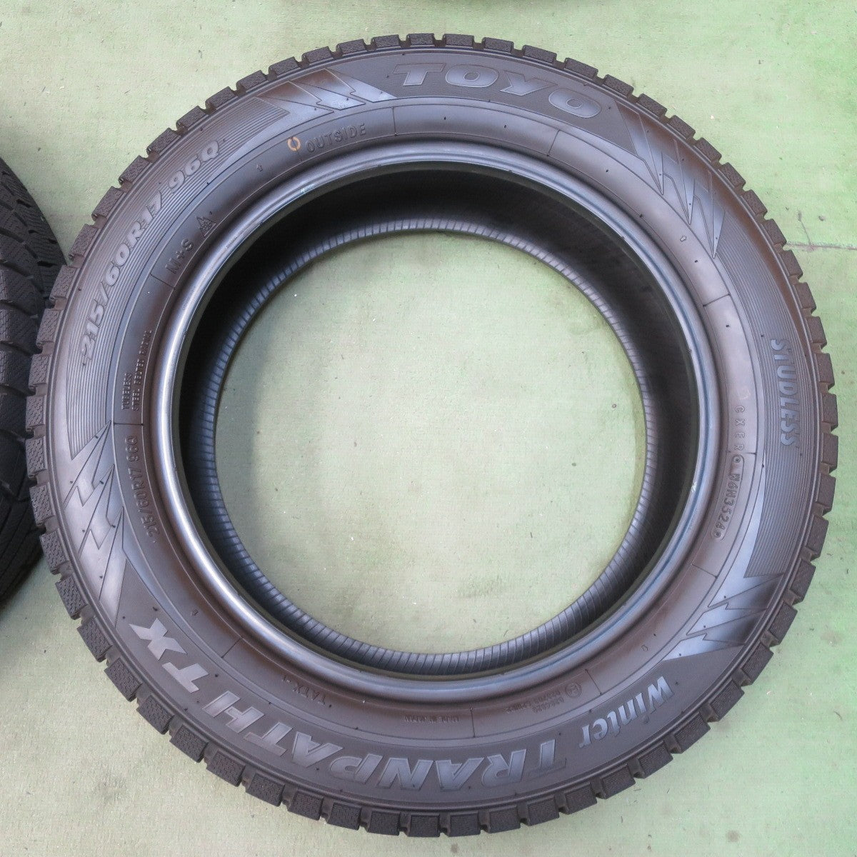 バリ溝！24年！9.5分★スタッドレス 215/60R17 トーヨー ウインター トランパス TX タイヤ 17インチ C-HR カローラクロス アルファード ヴェルファイア 等★6062604イスタ