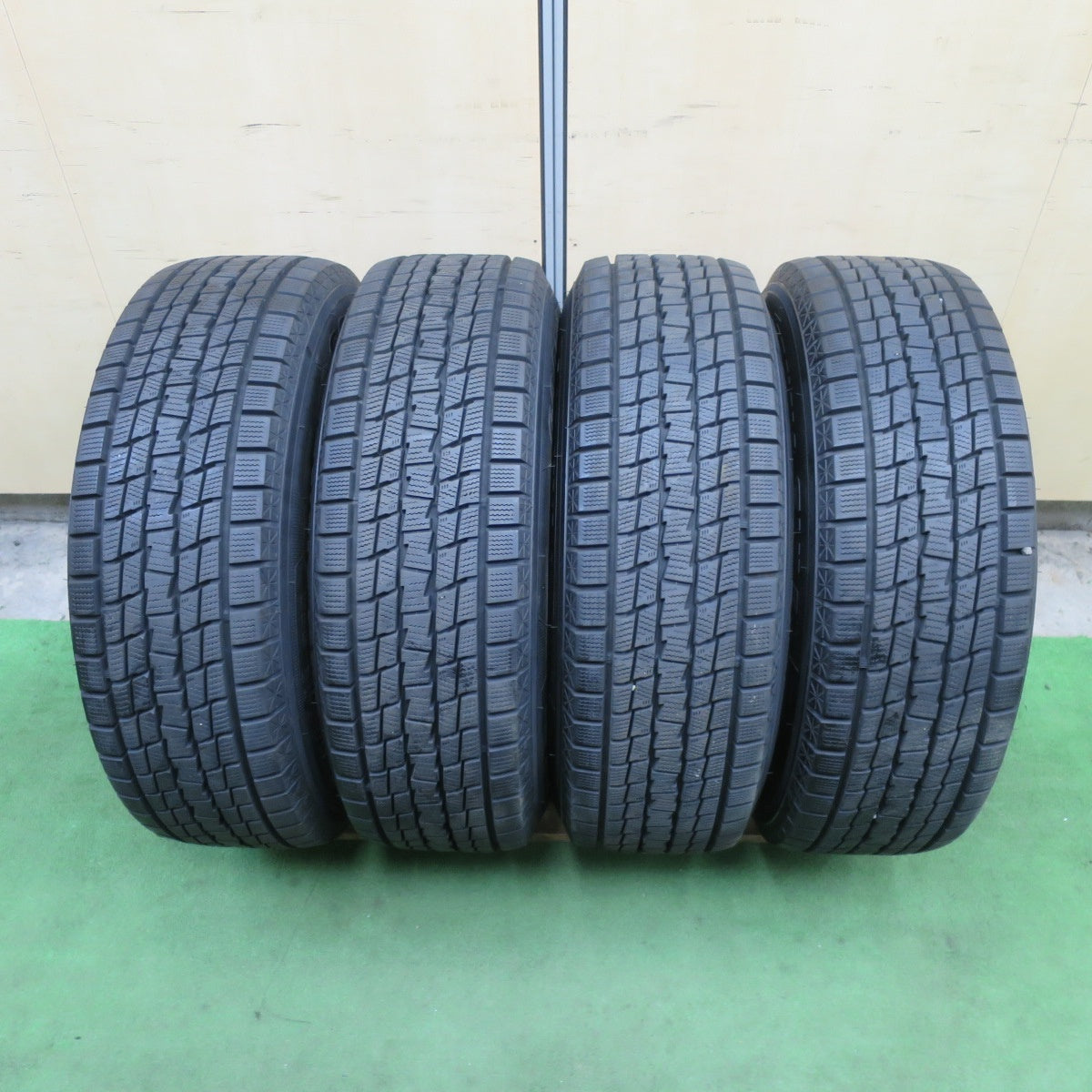 バリ溝！24年！9.5分★スタッドレス 215/65R16 グッドイヤー アイスナビ SUV ravrion ラブリオン 16インチ PCD114.3/5H★6021204TTス