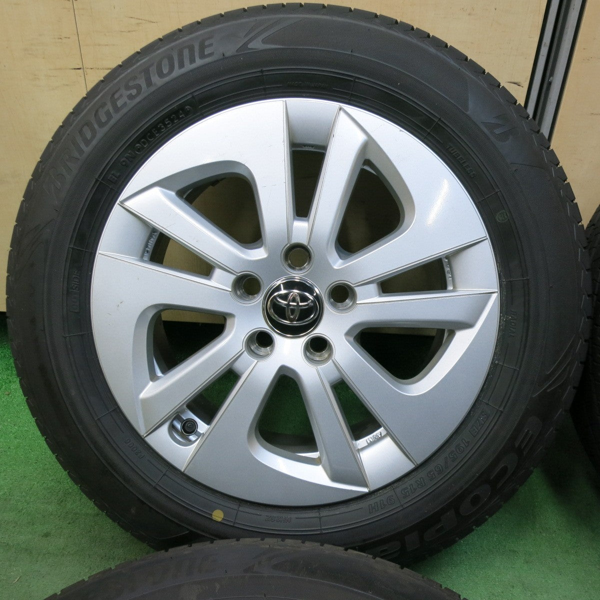 [送料無料] バリ溝！24年！ほぼ10分★トヨタ 50系 プリウス 純正 195/65R15 ブリヂストン エコピア NH200 15インチ PCD100/5H★5022809SYノ