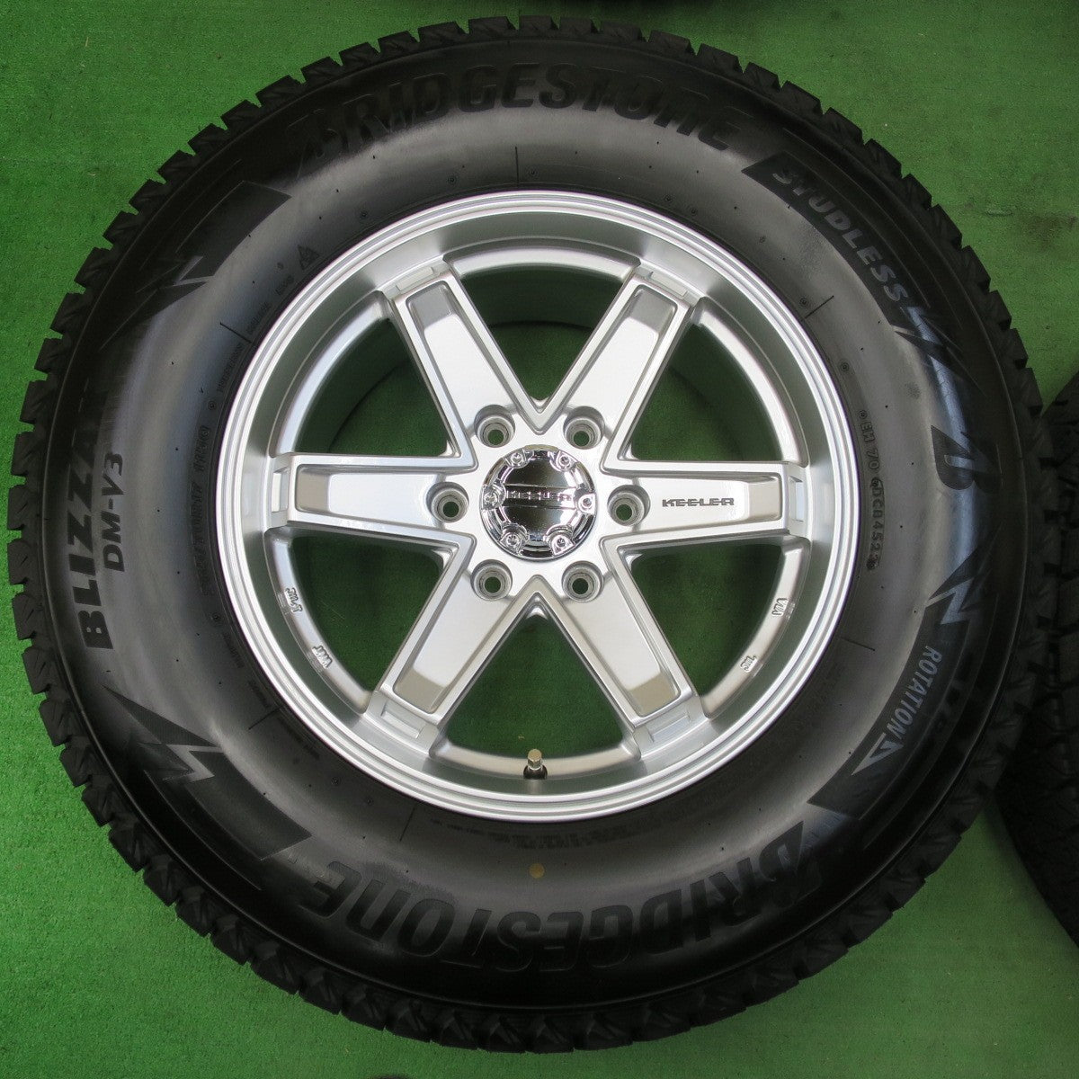 [送料無料] 超バリ溝！23年！キレイ！ほぼ10分★スタッドレス KEELER 265/70R17 ブリヂストン ブリザック DM-V3 キーラー 17インチ PCD139.7/6H★4110509イス