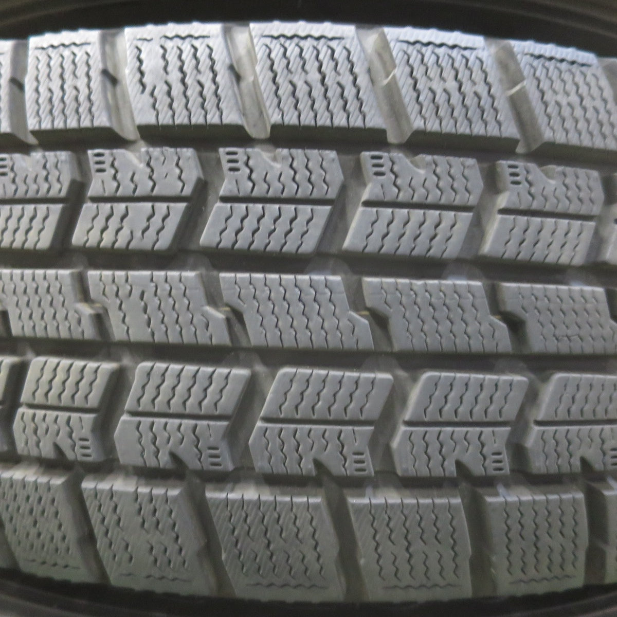 バリ溝！24年！キレイ！9.5分★プリウス 等 195/65R15 スタッドレス グッドイヤー アイスナビ7 ravrion LUMIERE ラブリオン 15インチ PCD100/5H★6032310イス