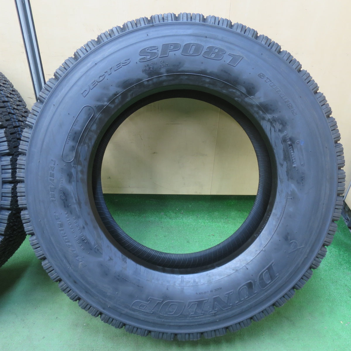 未使用！25年！2本★トラック タイヤ 245/70R19.5 136/134J スタッドレス ダンロップ デクテス SP081 DECTES 19.5インチ★5122203イスタ