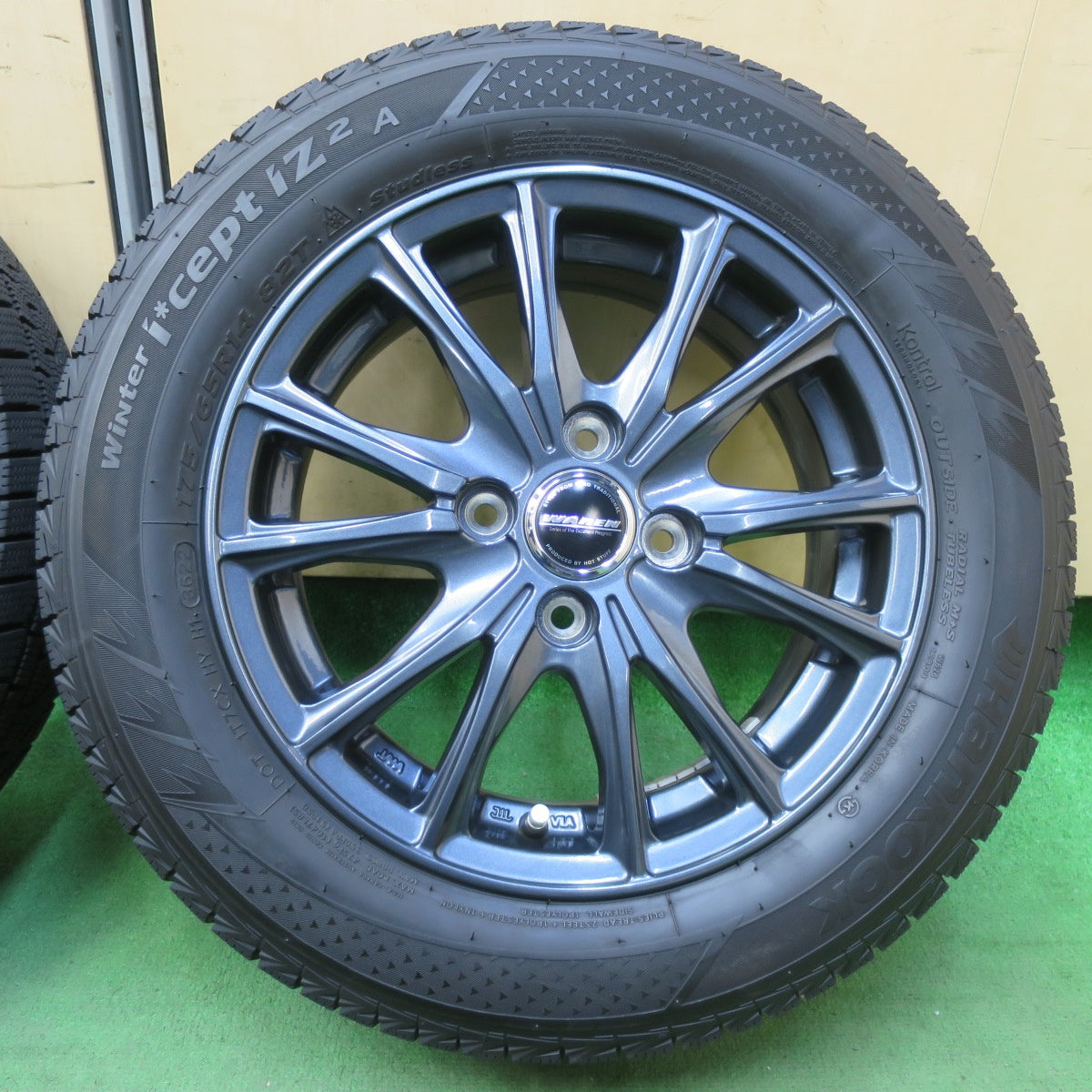 バリ溝！22年！キレイ！9.5分以上★スタッドレス 175/65R14 ハンコック ウインター アイセプト IZ2A WAREN W05 ヴァーレン 14インチ PCD100/4H★5101610イス