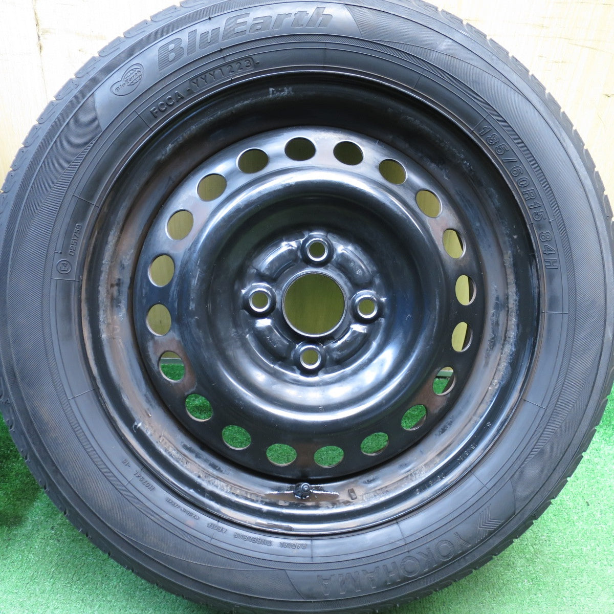 [送料無料] 4本価格！23年★185/60R15 ヨコハマ ブルーアース AE01F スチール ホイール 15インチ PCD100/4H★5030706Hノ