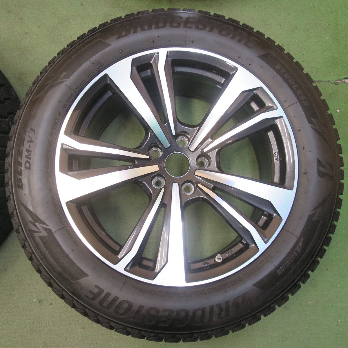 バリ溝！22年！キレイ！9分◎BMW 等 smartline 365 225/60R18 スタッドレス ブリヂストン ブリザック DM-V3 18インチ スマートライン PCD112/5H◎6092906イス