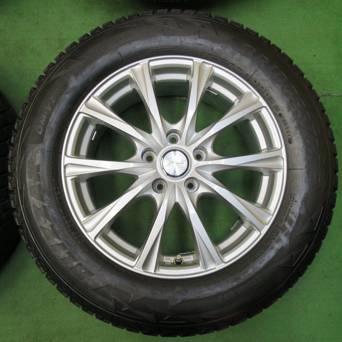 バリ溝！キレイ！8.5分★スタッドレス 225/65R17 ブリヂストン ブリザック DM-V2 JOKER ジョーカー PCD114.3/5H★4120301イス