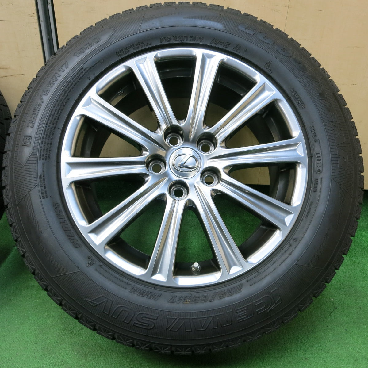 *送料無料* センサー付！キレイ★レクサス NX300h 純正 225/65R17 スタッドレス グッドイヤー アイスナビ SUV 17インチ PCD114.3/5H★4051607イス