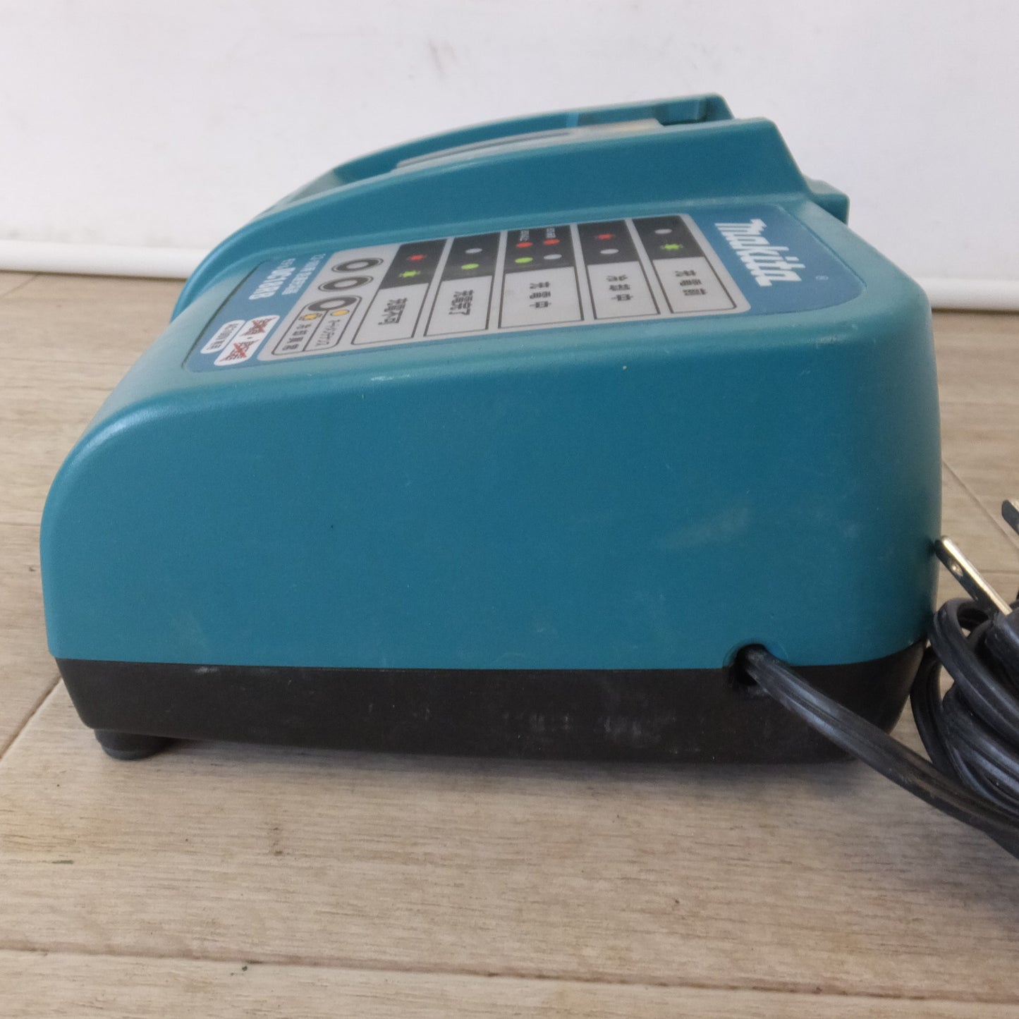 [送料無料] ★マキタ makita 充電器 DC18RB　入力 AC100V 50-60Hz 430VA　出力 DC7.2-18V 9A★
