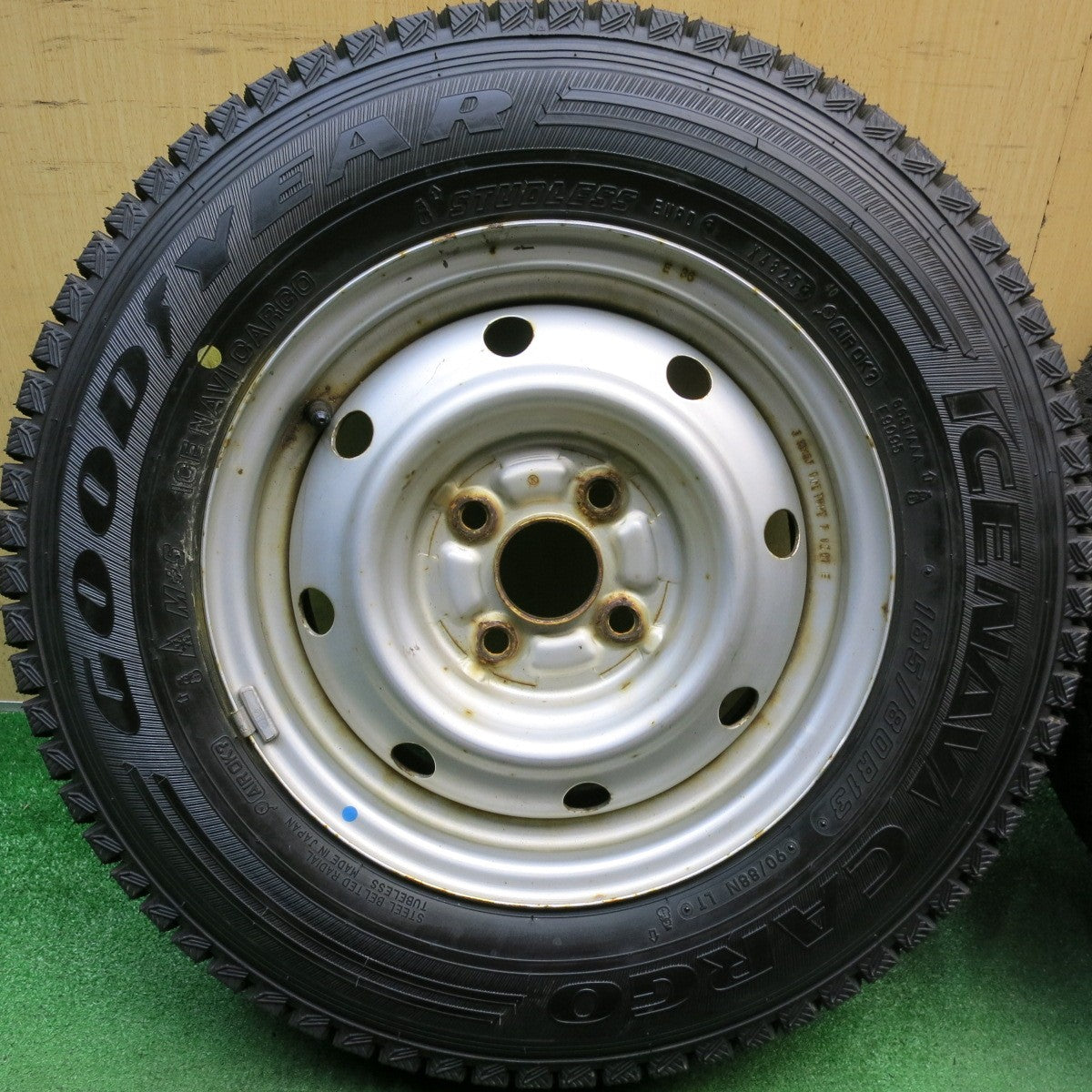 ほぼ未使用！25年◎スタッドレス 165/80R13 90/88N グッドイヤー アイスナビ CARGO スチール ホイール 13インチ PCD100/4H◎6100310HAス