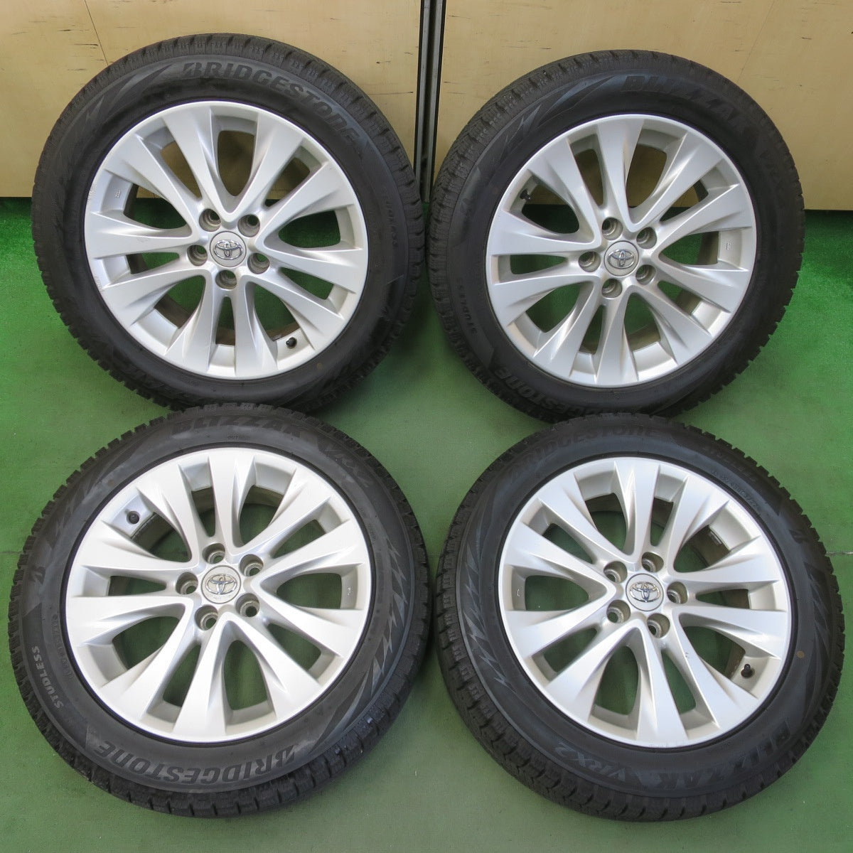 バリ溝！22年！9.5分★トヨタ 20系 アルファード ヴェルファイア 純正 235/50R18 スタッドレス ブリヂストン ブリザック VRX2 18インチ PCD114.3/5H★5110810イス