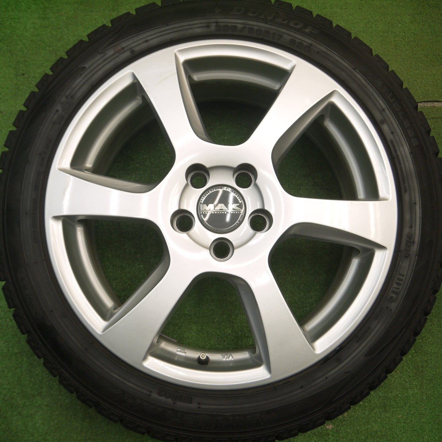 [送料無料] バリ溝！9.5分★ボルボ 等 MAK VINCI 205/50R17 スタッドレス ダンロップ ウインターマックス WM02 17インチ PCD108/5H★4122511Hス
