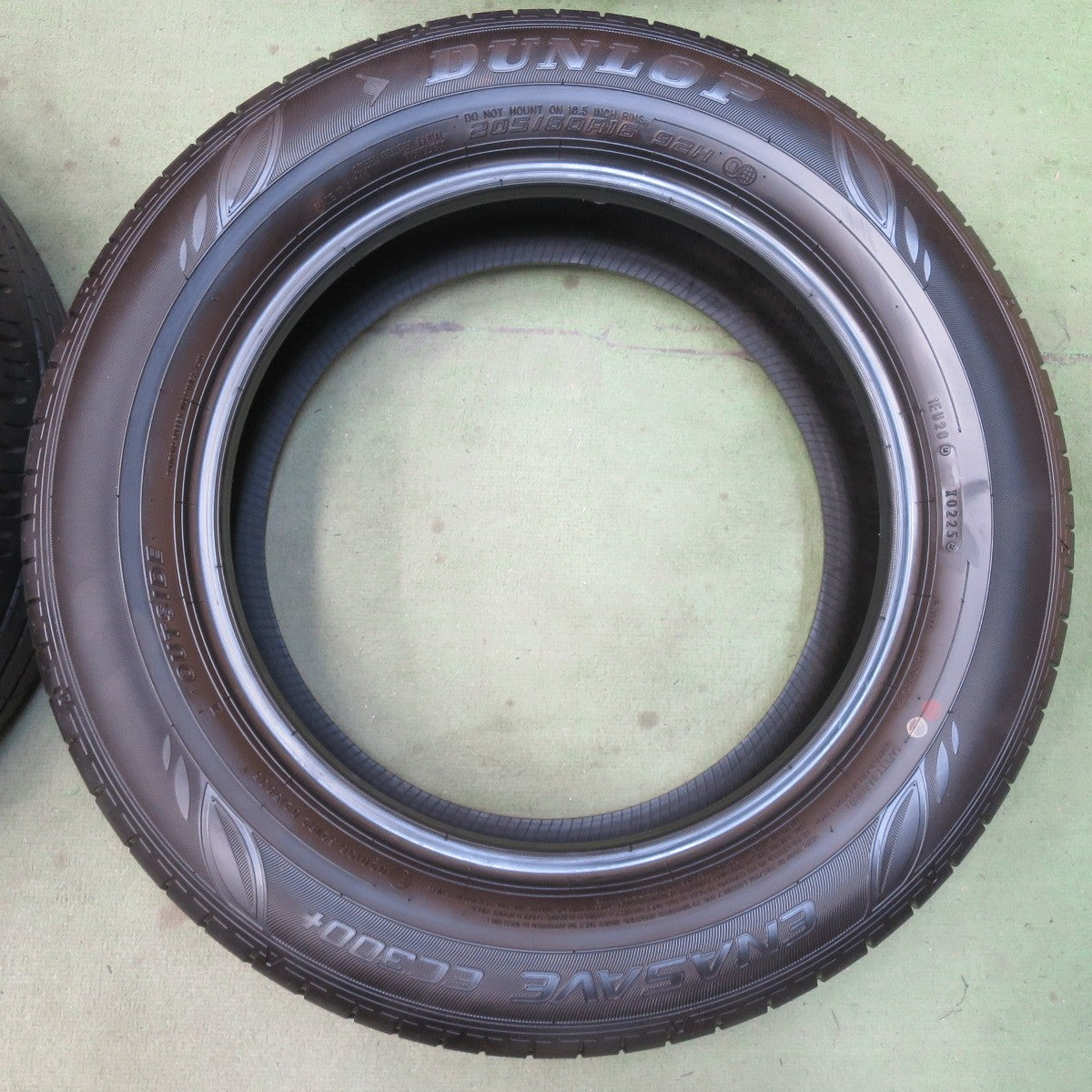 バリ溝！25年！9.5分◎205/60R16 ダンロップ エナセーブ EC300+ タイヤ 16インチ ノア ヴォクシー ステップワゴン 等◎6092903イノタ