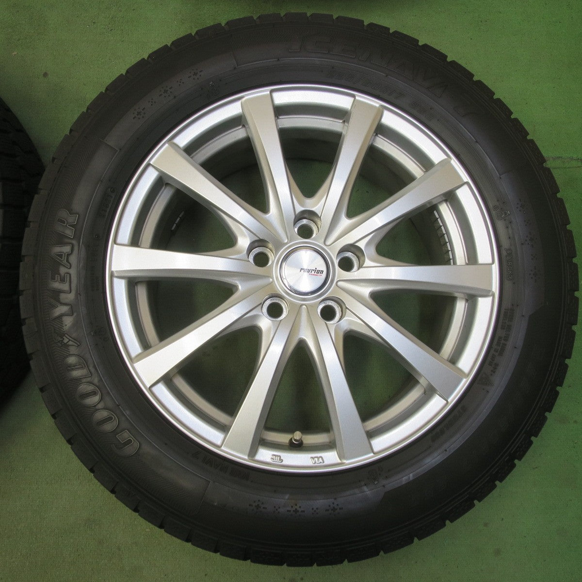 バリ溝！キレイ！8.5分◎スタッドレス 225/60R17 グッドイヤー アイスナビ7 ravrion RS01 ラブリオン 17インチ PCD114.3/5H◎6072603イス