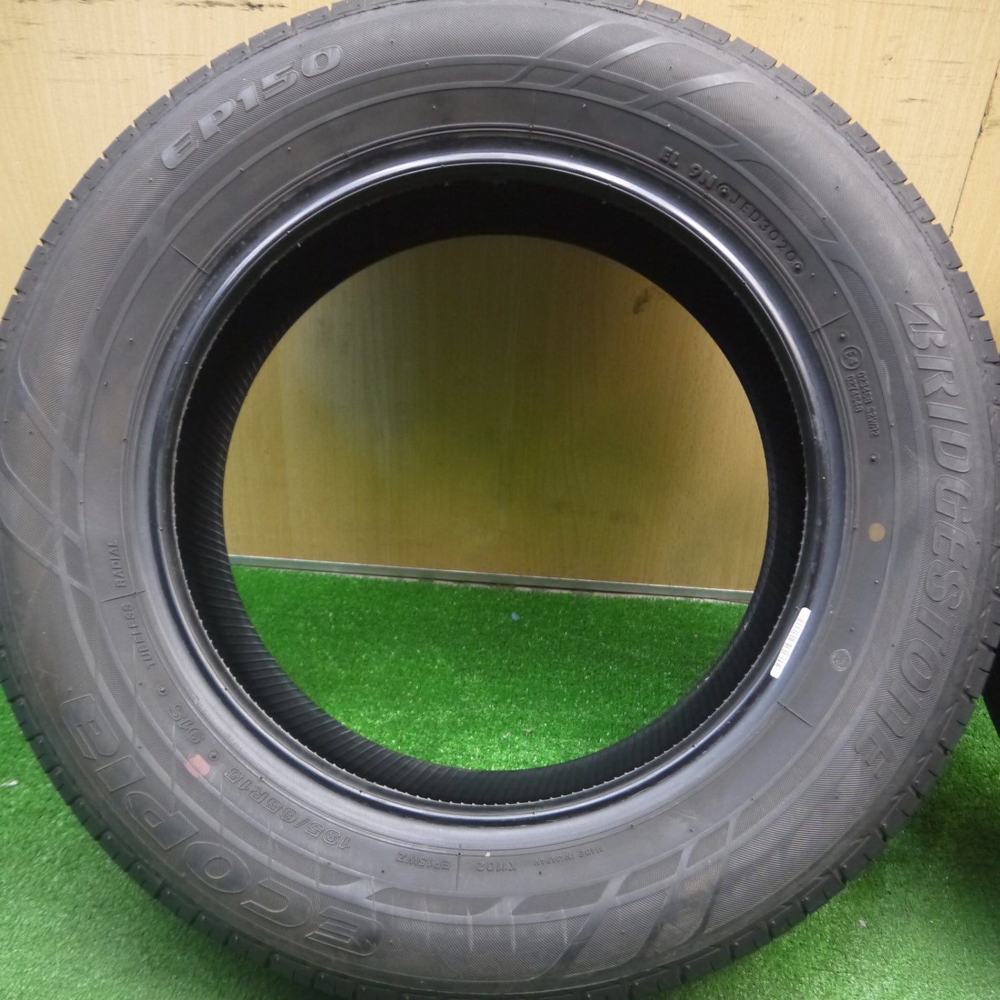 [送料無料] バリ溝！9分★195/65R15 ブリヂストン エコピア EP150 タイヤ 15インチ ノア ヴォクシー プリウス セレナ 等★5020707Hノタ