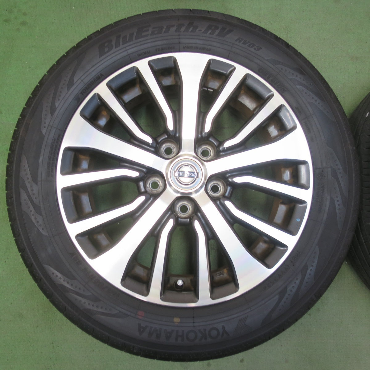 バリ溝！24年！9.5分★日産 C26 セレナ 純正 195/60R16 ヨコハマ BluEarth-RV RV03 16インチ ブルーアース PCD114.3/5H★6040902イノ