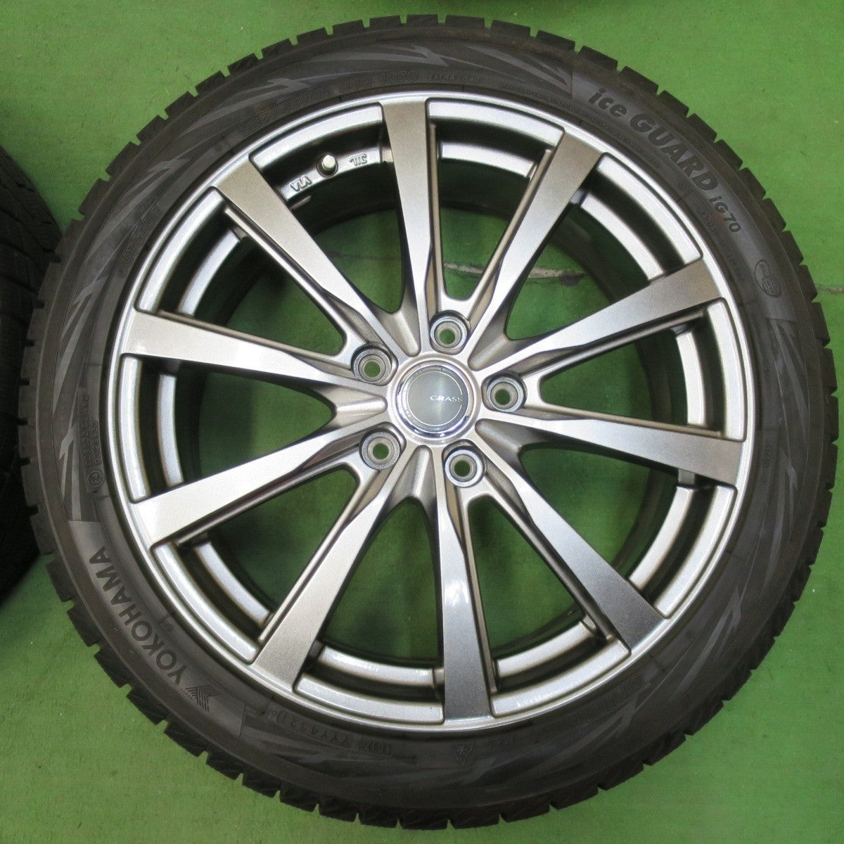 バリ溝！21年！キレイ！9.5分以上★スタッドレス 225/45R18 ヨコハマ アイスガード iG70 GRASS グラス 18インチ PCD114.3/5H★5011303イス