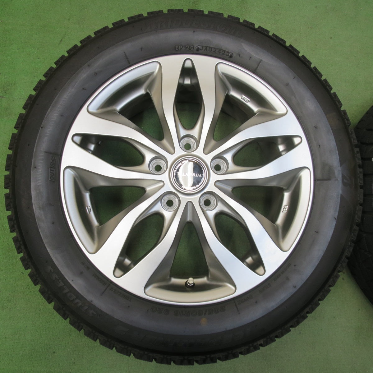 バリ溝！23年！キレイ！9.5分★スタッドレス 205/60R16 ブリヂストン アイスパートナー2 BALMINUM バルミナ 16インチ PCD114.3/5H★5112708イス
